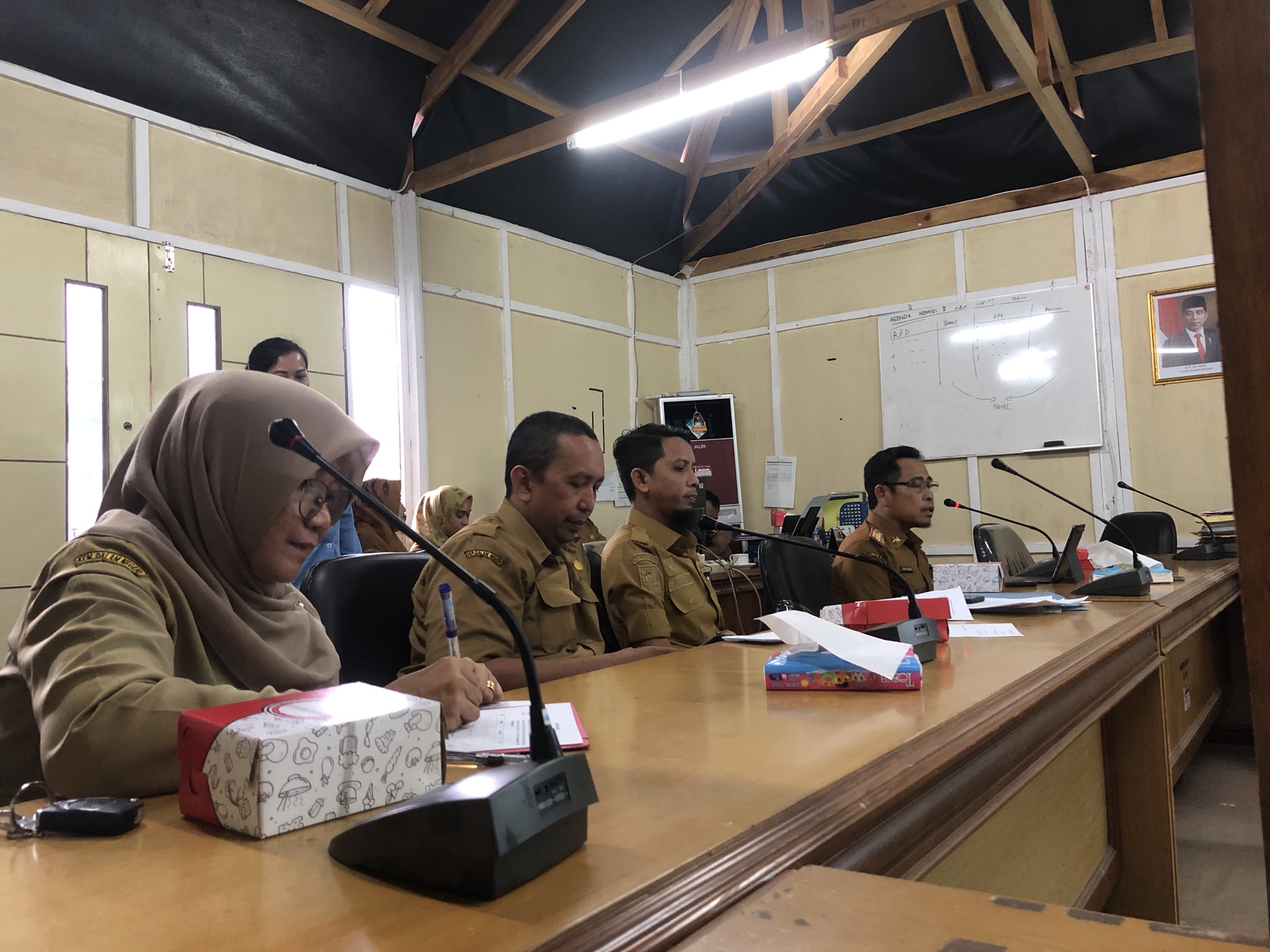 Rapat Monitoring dan Evaluasi Pelaksanaan APBD tahun Anggaran 2023 di hadapan para anggota komisi II DPRD Provinsi Sulawesi Barat.