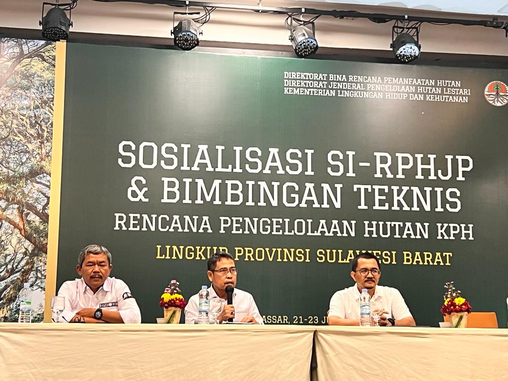 Kepala Dinas Kehutanan Provinsi Sulawesi Barat membuka acara Sosialisasi SI-RPHJP dan Bimtek RPH KPH