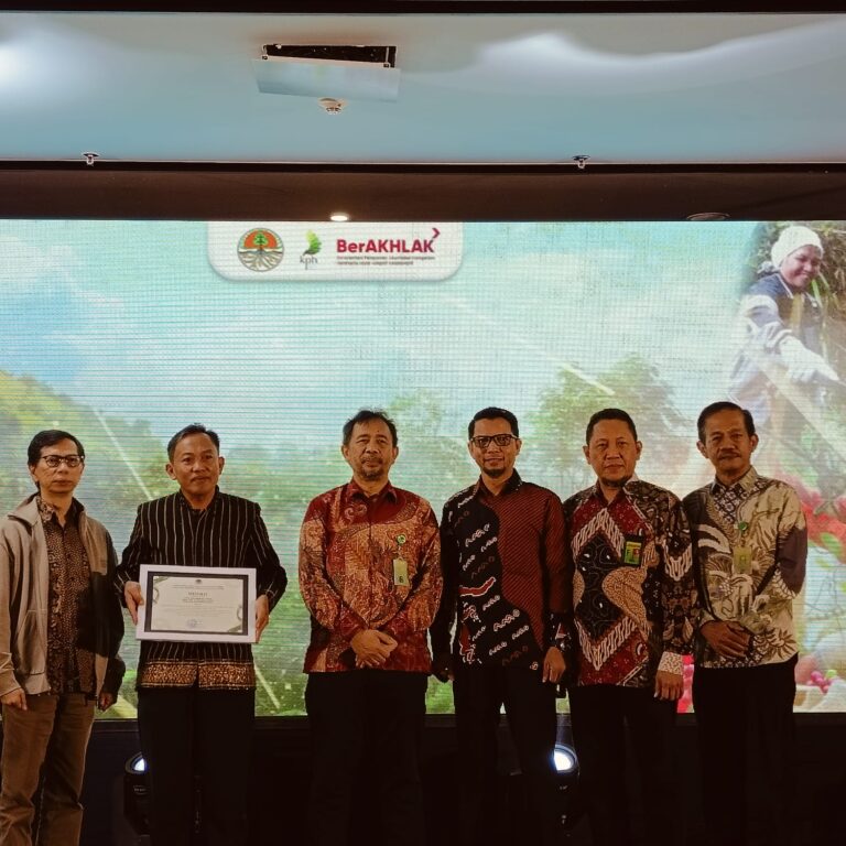 Pertama di Sulawesi Barat, KPH Mamasa Timur Peroleh Sertifikat Penghargaan KPH Efektif